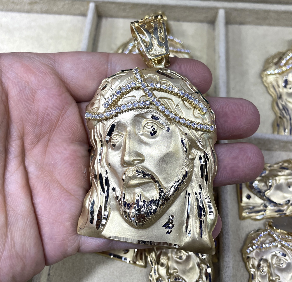 14k yellow gold xl jesus face solid back pendant .45ct - Image 3