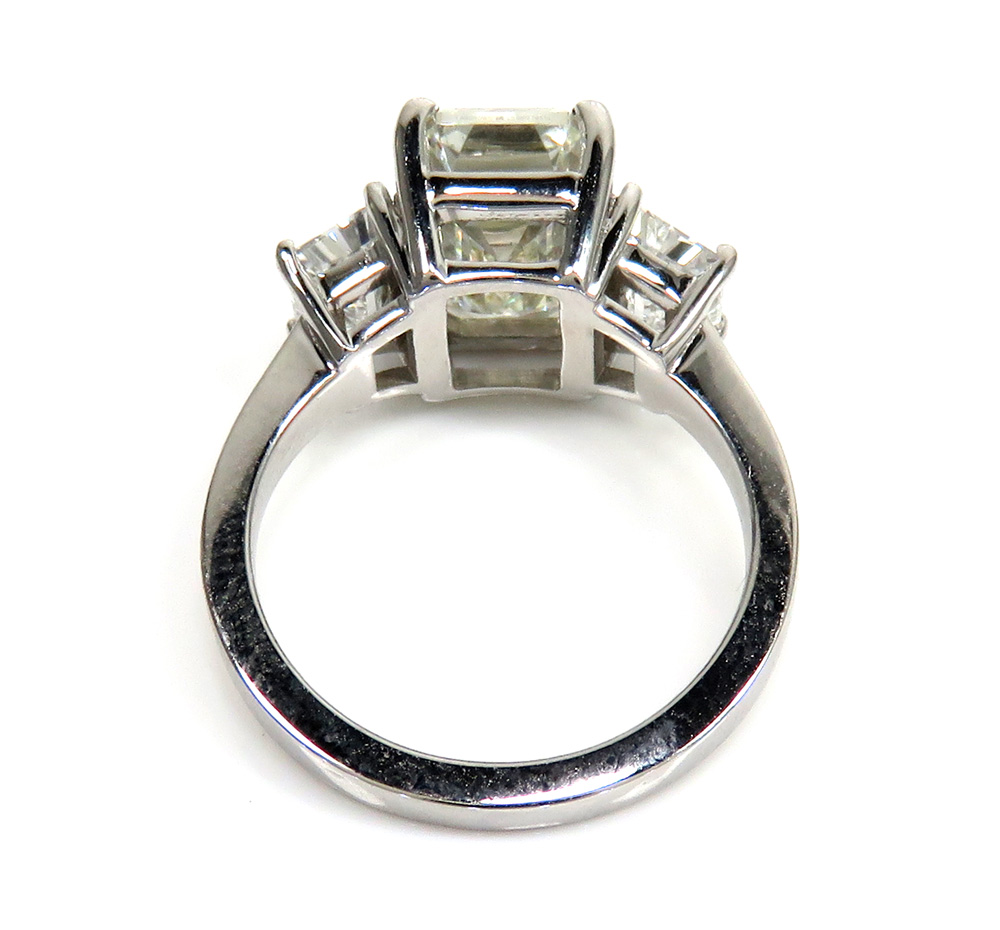 14k gold three stone emerald & trapezoid lab grown diamond engagement ring 5.10ct - Image 4