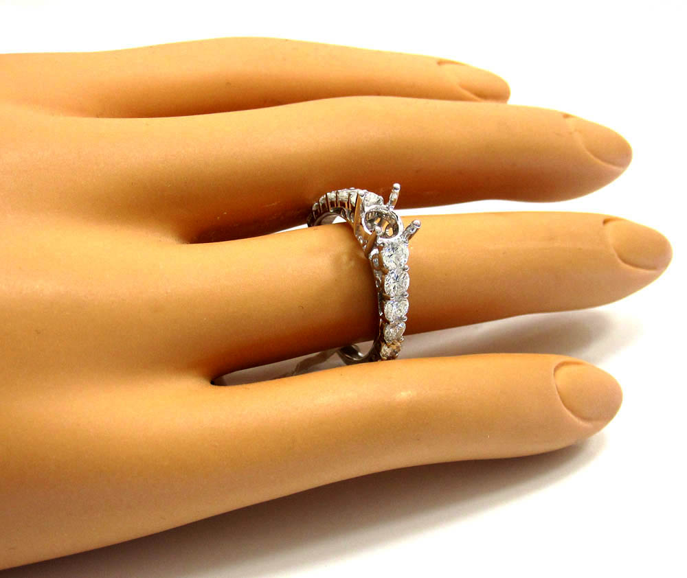 18k white gold graduating stone engagement ring 1.26ct
