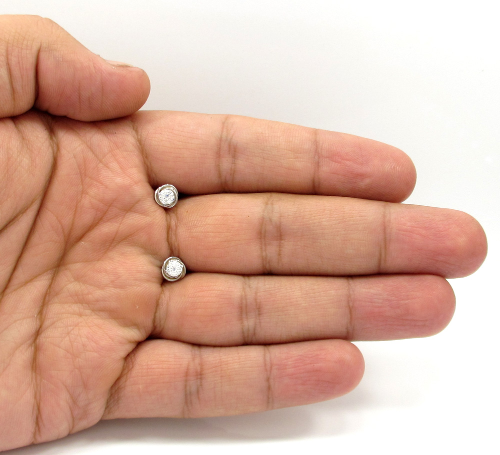 Ladies 18k white gold flower diamond stud earrings 0.50ct - Image 4