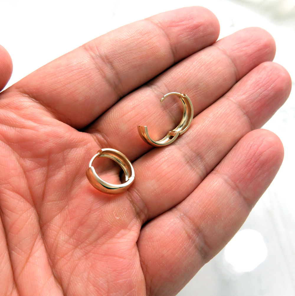 Unisex 14k yellow gold 4.5mm small huggie hoops - Image 5